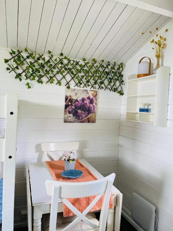 Nice Apartment With1 Bedroom Separate Living Room With A Sofa Bed And A Tiny Kitchen A Bathroom Located In Nordstrand Near By The Sea For 3 Guests With A Garden And Grill 5 Extra Guests With Extra Cost In The Cabin With Sea View Just Outside The Apar 오슬로 외부 사진